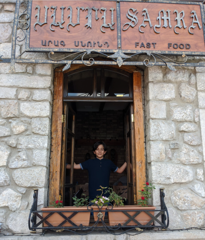 Le petit Hovhannes à la fenêtre du café © David Ghahramanyan Le petit Hovhannes à la fenêtre du café © David Ghahramanyan