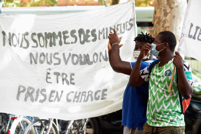 Manifestation contre les tests osseux pour les mineurs non accompagnés à Toulouse. © ALAIN PITTON / NURPHOTO / NURPHOTO VIA AFP