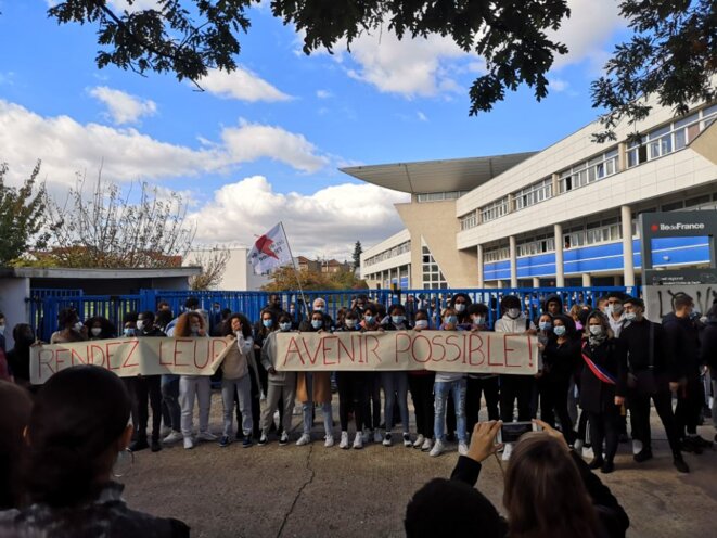 Rassemblement du jeudi 15 octobre devant le lycée Charles De Gaulle à Rosny Sous Bois © J.M. Delarbre Rassemblement du jeudi 15 octobre devant le lycée Charles De Gaulle à Rosny Sous Bois © J.M. Delarbre