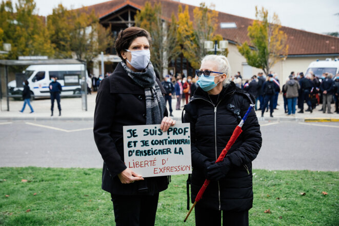 Ces enseignantes sont venues rendre hommage à Samuel Paty devant le collège du Bois d'Aulne, où il enseignait. © Marie Magnin / Hans Lucas / Hans Lucas via AFP Ces enseignantes sont venues rendre hommage à Samuel Paty devant le collège du Bois d'Aulne, où il enseignait. © Marie Magnin / Hans Lucas / Hans Lucas via AFP