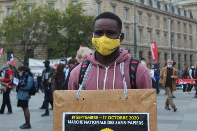Danillo, 17 ans, est un mineur non accompagné gabonais. Il est venu pour soutenir ses camarades non reconnus mineurs. © NB Danillo, 17 ans, est un mineur non accompagné gabonais. Il est venu pour soutenir ses camarades non reconnus mineurs. © NB