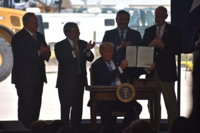 Donald Trump signant des projets d'infrastructures pétrolières déjà approuvées à Midland (Texas) le 29 juin. © Kyle Mazza / Anadolu Agency via AFP Donald Trump signant des projets d'infrastructures pétrolières déjà approuvées à Midland (Texas) le 29 juin. © Kyle Mazza / Anadolu Agency via AFP
