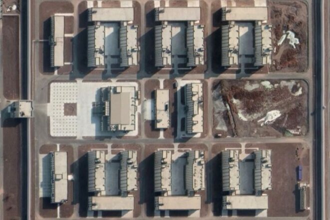 Selon l'ASPI, ce nouveau complexe de détention à Kashgar, dans le Xinjiang, pourrait accueillir plus de 10 000 personnes (Maxar via Google Earth). Selon l'ASPI, ce nouveau complexe de détention à Kashgar, dans le Xinjiang, pourrait accueillir plus de 10 000 personnes (Maxar via Google Earth).
