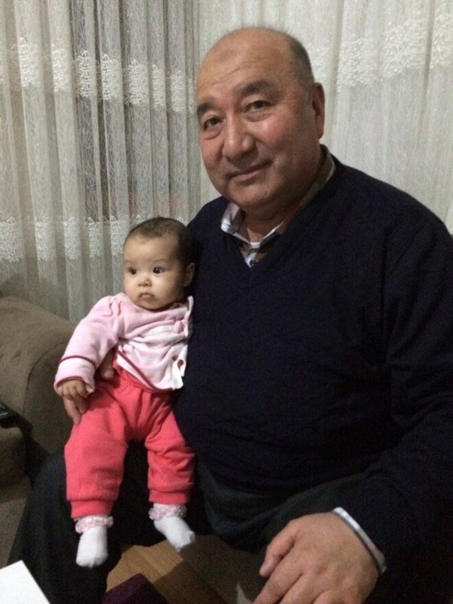 Abdulghafur Hapiz avec sa petite-fille, la nièce de Fatimah, à Istanbul en 2016. (Photo fournie par Fatimah Abdulghafur) Abdulghafur Hapiz avec sa petite-fille, la nièce de Fatimah, à Istanbul en 2016. (Photo fournie par Fatimah Abdulghafur)