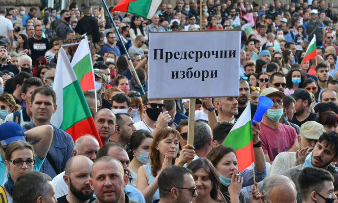 Rassemblement de manifestants à l’été 2020 à Sofia qui réclament des élections anticipées. Rassemblement de manifestants à l’été 2020 à Sofia qui réclament des élections anticipées.