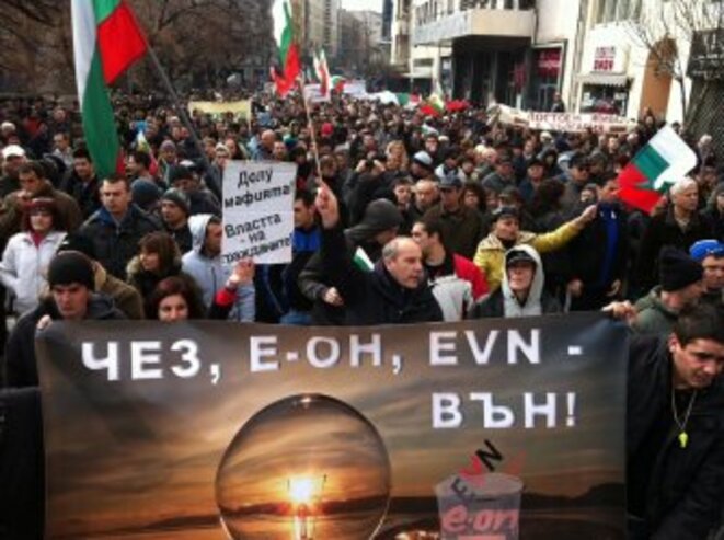 Manifestations de l’hiver 2013 contre les entreprises qui détiennent le monopole de production de l’électricité. Pancarte : « ČEZ, E.ON, EVN – dehors ! » Manifestations de l’hiver 2013 contre les entreprises qui détiennent le monopole de production de l’électricité. Pancarte : « ČEZ, E.ON, EVN – dehors ! »