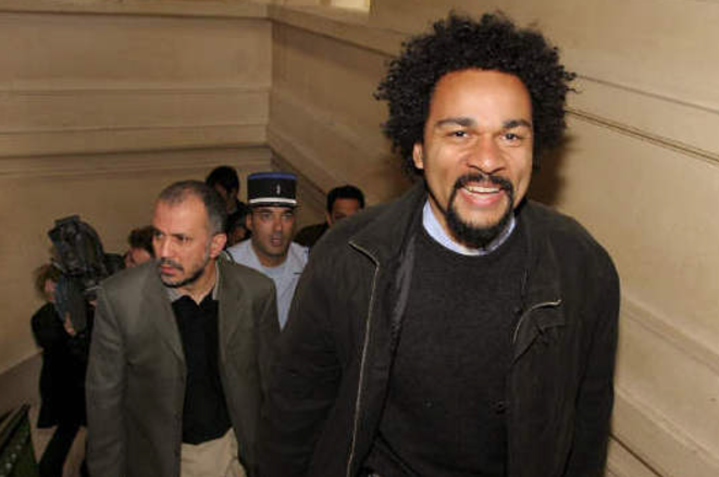 Abdelhakim Sefrioui accompagnant Dieudonné M’Bala M’Bala à l'un de ses procès, en 2005. © Archives du site antifasciste RefleXes Abdelhakim Sefrioui accompagnant Dieudonné M’Bala M’Bala à l'un de ses procès, en 2005. © Archives du site antifasciste RefleXes
