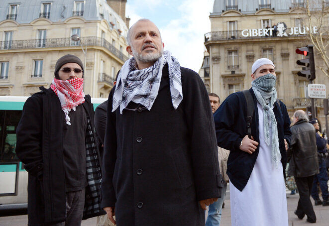 Abdelhakim Sefrioui (au centre) lors d’un rassemblement pour la Palestine organisé par son collectif, à Paris, en 2012. © Miguel Medina / AFP
