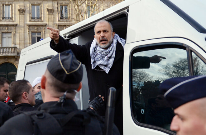 Abdelhakim Sefrioui dans un rassemblement pro-Palestine, à Paris, en 2012. © Miguel Medina / AFP Abdelhakim Sefrioui dans un rassemblement pro-Palestine, à Paris, en 2012. © Miguel Medina / AFP