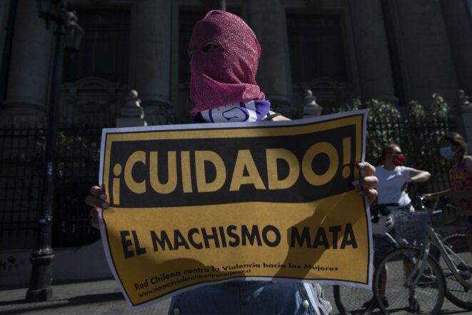 Une femme manifeste à Santiago le 18 octobre pour le premier anniversaire du mouvement social. «Le machisme tue». © CLAUDIO REYES/AFP