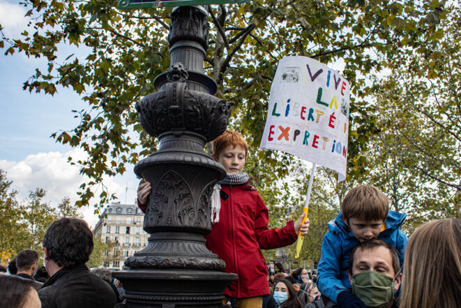 Rassemblement en hommage a Samuel Paty , professeur d'histoire-géographie assassiné lors d'une attaque terroriste. THOMAS MOREL-FORT / HANS LUCAS VIA AFP Rassemblement en hommage a Samuel Paty , professeur d'histoire-géographie assassiné lors d'une attaque terroriste. THOMAS MOREL-FORT / HANS LUCAS VIA AFP