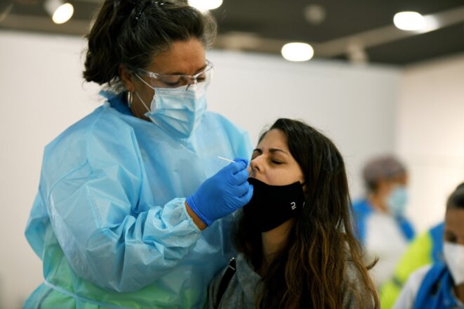 Un test Covid dans le secteur de Vallecas, sud de Madrid, le 13 octobre. © AFP / Juan Carlos Lucas / NurPhoto. Un test Covid dans le secteur de Vallecas, sud de Madrid, le 13 octobre. © AFP / Juan Carlos Lucas / NurPhoto.