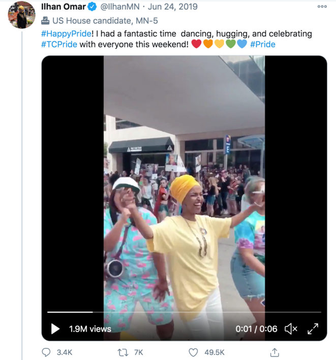 La Représentante Ilhan Omar dansant à une Marche des Fiertés en 2019 La Représentante Ilhan Omar dansant à une Marche des Fiertés en 2019
