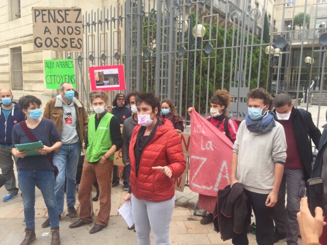 Les opposant·es au projet du LIEN devant la Préfecture de l'Hérault Les opposant·es au projet du LIEN devant la Préfecture de l'Hérault