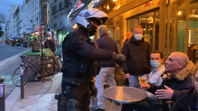 Capture écran du reportage de Clément Lanot intitulé « Coronavirus : la BRAVM évacue une terrasse et ses clients », tourné et diffusé le 24 octobre 2020. © Clément Lanot Capture écran du reportage de Clément Lanot intitulé « Coronavirus : la BRAVM évacue une terrasse et ses clients », tourné et diffusé le 24 octobre 2020. © Clément Lanot
