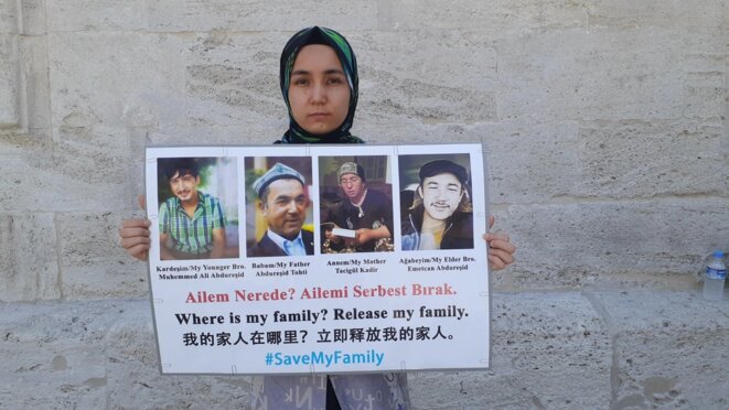 Nursiman Abdureshid expose des photos de ses parents et de ses deux frères, à Istanbul en mai. (Photo reproduite avec l'aimable autorisation de Nursiman Abdureshid) Nursiman Abdureshid expose des photos de ses parents et de ses deux frères, à Istanbul en mai. (Photo reproduite avec l'aimable autorisation de Nursiman Abdureshid)