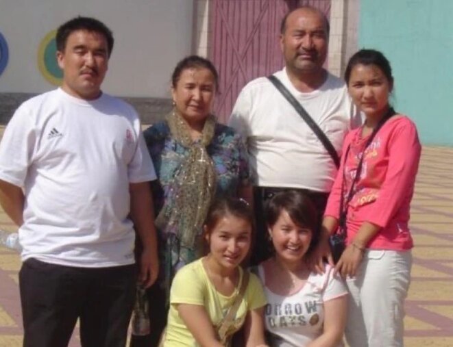 Ghopur Hapiz, au dernier rang, 2e à droite, et Fatima Abdulghafur, au premier rang, 2e à gauche, sont visibles dans la ville de Kashgar, dans le Xinjiang, sur cette photo non datée. (Photo reproduite avec l'aimable autorisation de Fatima Abdulghafur) Ghopur Hapiz, au dernier rang, 2e à droite, et Fatima Abdulghafur, au premier rang, 2e à gauche, sont visibles dans la ville de Kashgar, dans le Xinjiang, sur cette photo non datée. (Photo reproduite avec l'aimable autorisation de Fatima Abdulghafur)