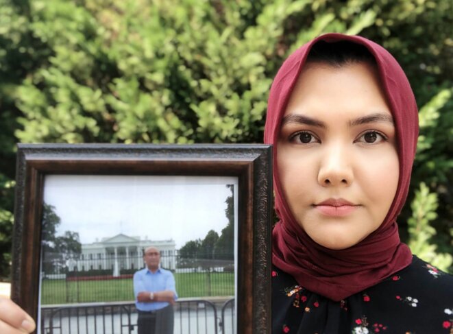 Subi Mamat Yuksel tient une photo de son père, Mamat Abdulla, en Virginie en avril. (Photo reproduite avec l'aimable autorisation de Subi Mamat Yuksel) Subi Mamat Yuksel tient une photo de son père, Mamat Abdulla, en Virginie en avril. (Photo reproduite avec l'aimable autorisation de Subi Mamat Yuksel)
