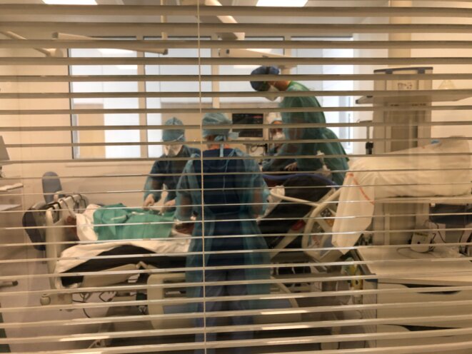 Les médecins procèdent à une intubation © CCC
