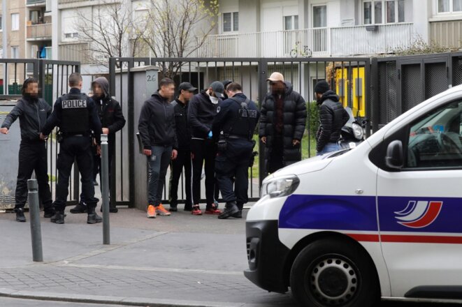 Des agents de la CSI 93 procèdent à des contrôles le 2 avril, à Saint-Ouen (Seine-Saint-Denis). © Ludovic Marin / AFP Des agents de la CSI 93 procèdent à des contrôles le 2 avril, à Saint-Ouen (Seine-Saint-Denis). © Ludovic Marin / AFP