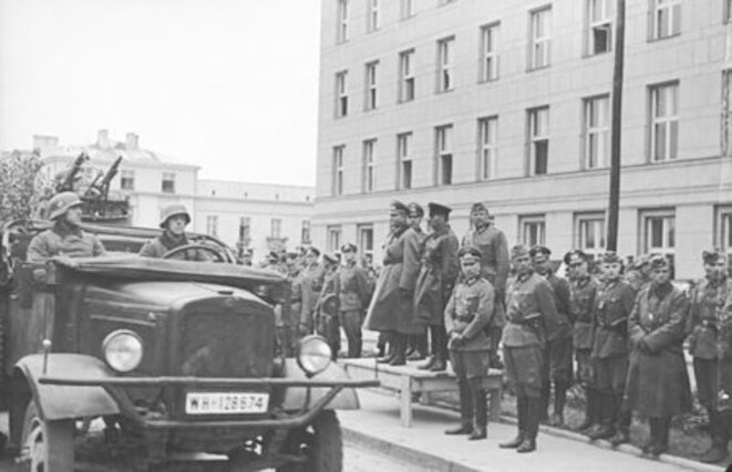 Brest, 22/09/ 1939. Parade commune soviéto-nazie © Wikepidea Brest, 22/09/ 1939. Parade commune soviéto-nazie © Wikepidea