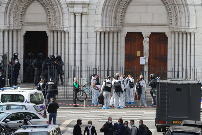 L'unité du RAID entre dans la basilique après l'attaque au couteau. © AFP