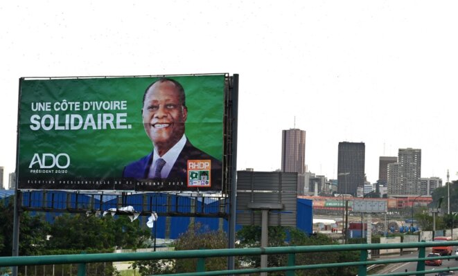 Une affiche de la campagne d'Alassane Ouattara, le 28 octobre 2020, au Plateau, le quartier d'affaires d'Abidjan. © Issouf Sanogo / AFP. Une affiche de la campagne d'Alassane Ouattara, le 28 octobre 2020, au Plateau, le quartier d'affaires d'Abidjan. © Issouf Sanogo / AFP.