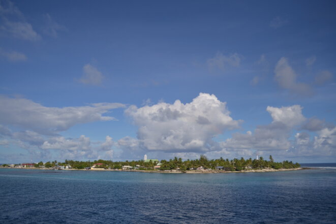 Dans les atolls, les îles lointaines de Polynésie, ici les Tuamotu, le virus est parvenu et est cause de beaucoup d'angoisse en raison du manque d'infrastructures sanitaires. © JS