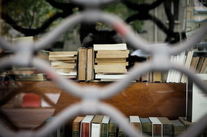Une librairie fermée dans le XXe arrondissement de Paris. © Marie Magnin / Hans Lucas via AFP