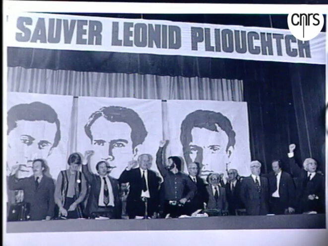 Loulou est au centre-gauche, la tête devant la bouche de Pliouchtch Loulou est au centre-gauche, la tête devant la bouche de Pliouchtch
