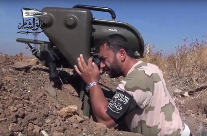 Djihadiste syrien équipé d’un missile MILAN de fabrication française Djihadiste syrien équipé d’un missile MILAN de fabrication française