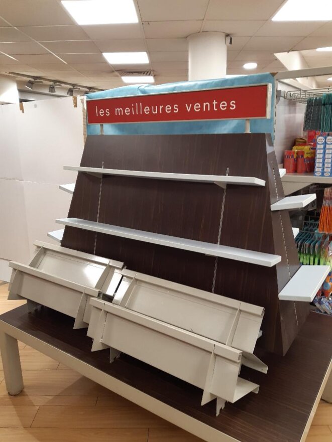 Rayon livre d'un supermarché de Bourg-la-Reine (92), 31 octobre 2020 © PC Rayon livre d'un supermarché de Bourg-la-Reine (92), 31 octobre 2020 © PC