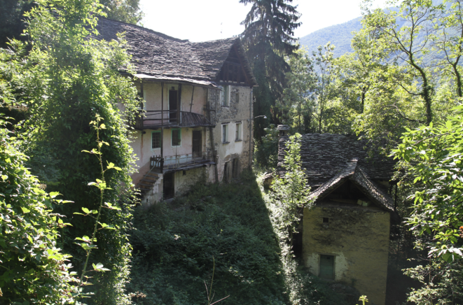 Village de montagne abandonné dans le val d'Ossola (Italie), non loin de la frontière suisse. 2018. Lorsque les liens communautaires disparaissent, le ressentiment et ses traductions politiques, généralement violentes et coercitives, guettent. Si la gauche se doit de défendre la société et l'idée d'individu, elle ne peut en revanche totalement se passer de les penser en lien avec la notion de communauté. Village de montagne abandonné dans le val d'Ossola (Italie), non loin de la frontière suisse. 2018. Lorsque les liens communautaires disparaissent, le ressentiment et ses traductions politiques, généralement violentes et coercitives, guettent. Si la gauche se doit de défendre la société et l'idée d'individu, elle ne peut en revanche totalement se passer de les penser en lien avec la notion de communauté.