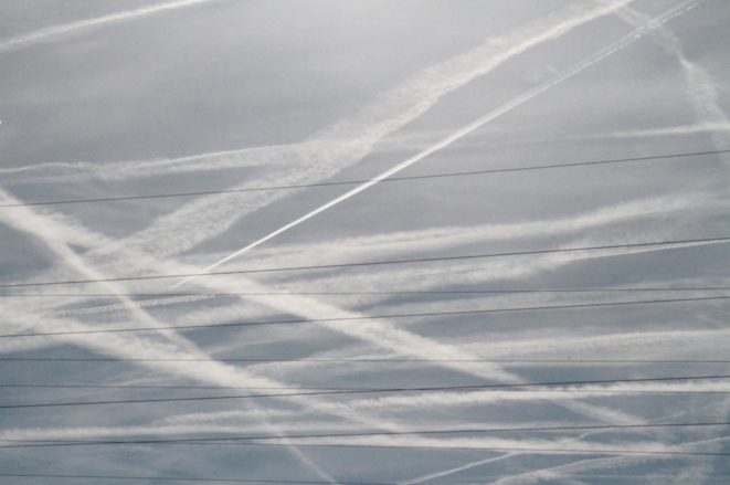 2018. Dans le ciel de La Croix-sur-Lutry. Des traces évidentes de la société en réseau. 2018. Dans le ciel de La Croix-sur-Lutry. Des traces évidentes de la société en réseau.