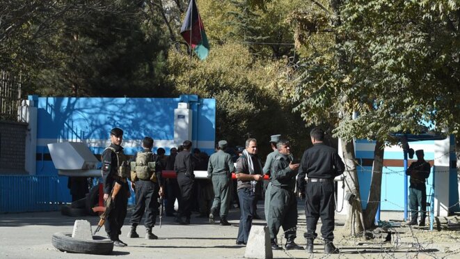 2 novembre 2020. Des policiers devant l'université de Kaboul (Afghanistan) après l'attaque. © Wakil Kohsar / AFP 2 novembre 2020. Des policiers devant l'université de Kaboul (Afghanistan) après l'attaque. © Wakil Kohsar / AFP