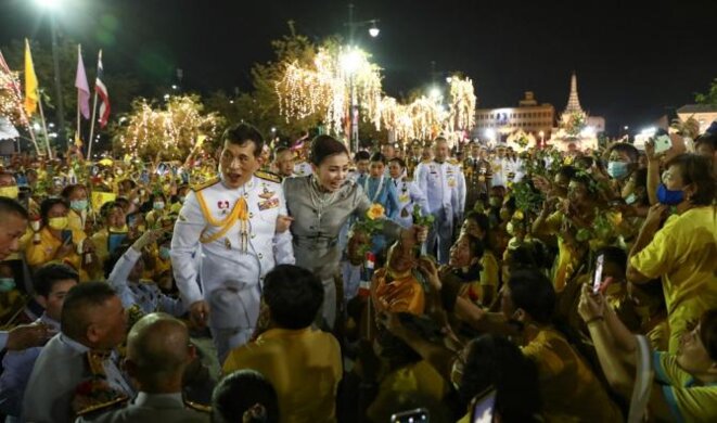 Le roi Maha Vajiralongkorn et la reine Suthida de Thaïlande accueillent les partisans à l’extérieur du Grand Palais de Bangkok. (AFP) Le roi Maha Vajiralongkorn et la reine Suthida de Thaïlande accueillent les partisans à l’extérieur du Grand Palais de Bangkok. (AFP)