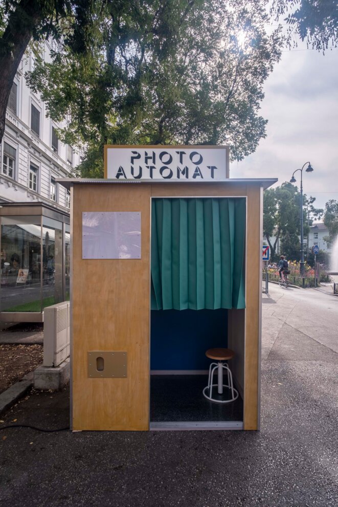 Akinbode Akinbiyi, Photoautomat, 2020, installation, commissioned and produced by steirischer herbst '20 © Mathias Voelzke Akinbode Akinbiyi, Photoautomat, 2020, installation, commissioned and produced by steirischer herbst '20 © Mathias Voelzke