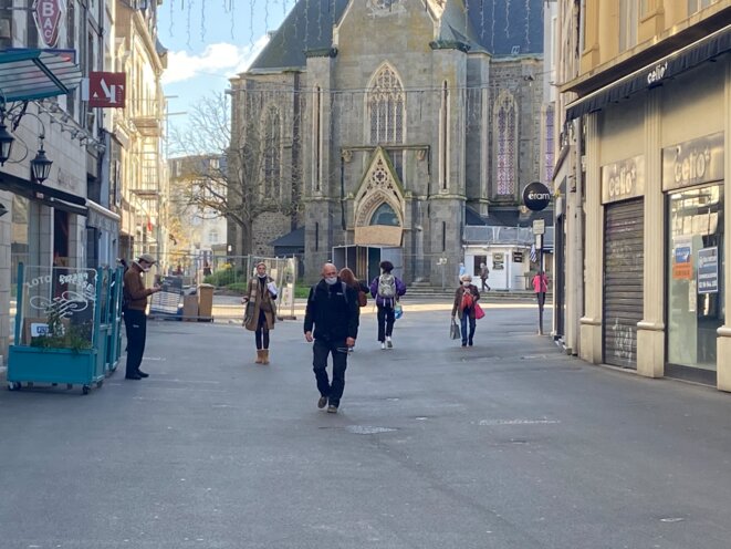 A Saint-Brieuc (Côtes-d'Armor), des badauds se baladent dans le centre-ville, alors que la majorité des commerces sont fermés © Lucy Embark A Saint-Brieuc (Côtes-d'Armor), des badauds se baladent dans le centre-ville, alors que la majorité des commerces sont fermés © Lucy Embark