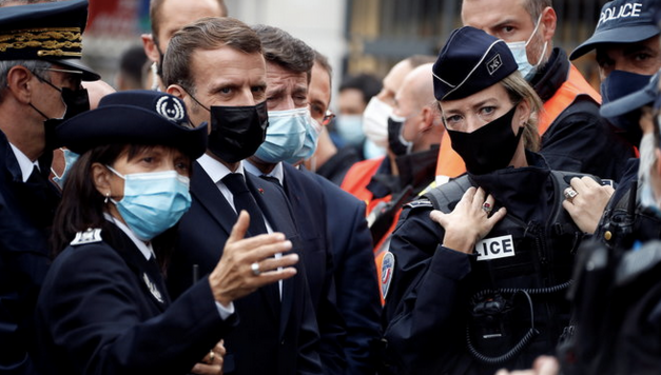 Emmanuel Macron et Christian Estrosi à Nice, le 29 octobre. © AFP Emmanuel Macron et Christian Estrosi à Nice, le 29 octobre. © AFP