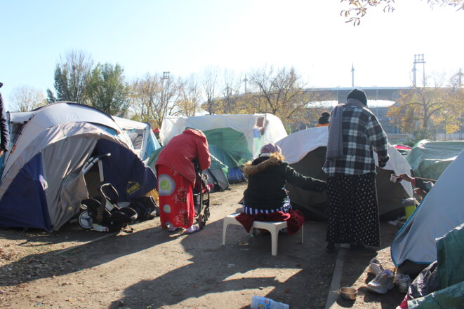 Des femmes et familles originaires de Somalie se sont installées sur le camp, faute de solution alternative. © NB.