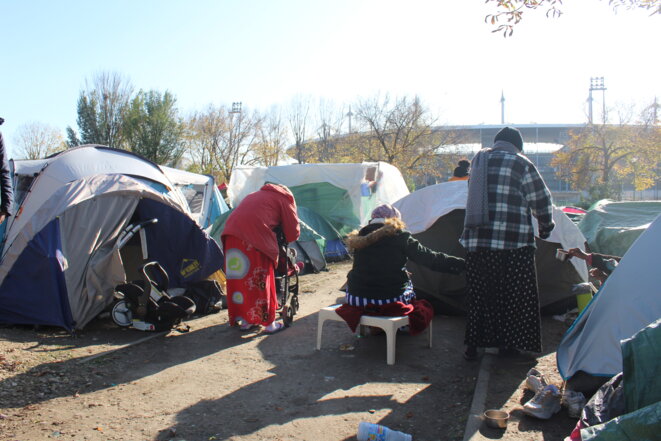 Des femmes et familles originaires de Somalie se sont installées sur le camp, faute de solution alternative. © NB. Des femmes et familles originaires de Somalie se sont installées sur le camp, faute de solution alternative. © NB.