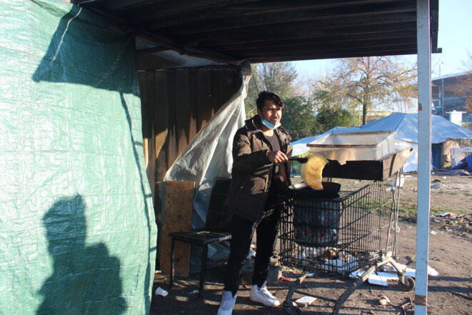 Plusieurs stands de cuisine ont récemment vu le jour sur le camp situé Porte-de-Paris, à Saint-Denis. © NB.