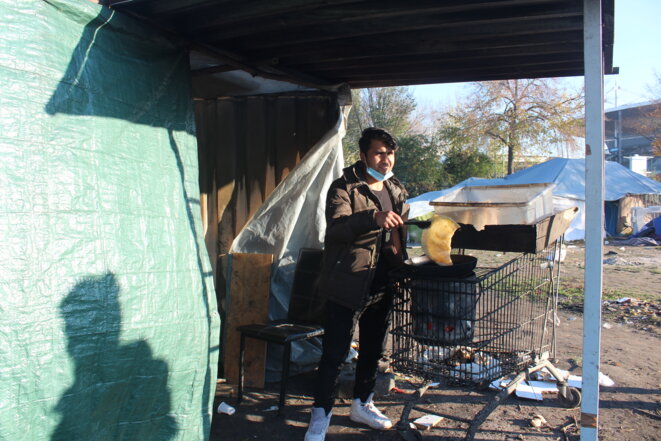 Plusieurs stands de cuisine ont récemment vu le jour sur le camp situé Porte-de-Paris, à Saint-Denis. © NB. Plusieurs stands de cuisine ont récemment vu le jour sur le camp situé Porte-de-Paris, à Saint-Denis. © NB.