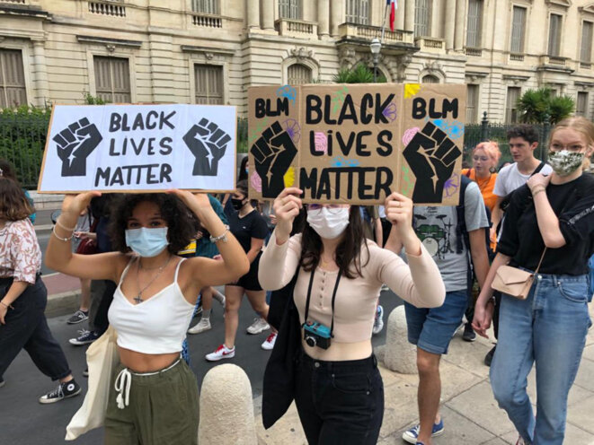 Le mercredi 3 juin 2020 près de 5000 personnes se sont rassemblées dans le centre-ville de Montpellier, partir de 18 heures ce mercredi 3 juin, pour une manifestation en soutien à George Floyd et Adama Traoré, morts aux États-Unis et en France suite à leur interpellation. © Yann Voldoire Le mercredi 3 juin 2020 près de 5000 personnes se sont rassemblées dans le centre-ville de Montpellier, partir de 18 heures ce mercredi 3 juin, pour une manifestation en soutien à George Floyd et Adama Traoré, morts aux États-Unis et en France suite à leur interpellation. © Yann Voldoire
