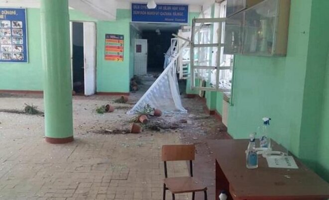 Une école bombardée dans la zone de conflit Une école bombardée dans la zone de conflit