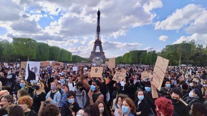 Rassemblement contre les violences et le racisme policiers, le 6 juin 2020 sur le Champ-de-Mars, à Paris, à l'appel du collectif Vies Volées et d'autres familles de victimes. Rassemblement contre les violences et le racisme policiers, le 6 juin 2020 sur le Champ-de-Mars, à Paris, à l'appel du collectif Vies Volées et d'autres familles de victimes.