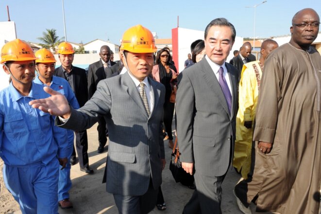 Le ministre des affaires étrangères chinois Wang Yi (deuxième à droite) visite le chantier du musée des civilisations noires de Dakar en 2014. © Seyllou Seyllou/AFP Le ministre des affaires étrangères chinois Wang Yi (deuxième à droite) visite le chantier du musée des civilisations noires de Dakar en 2014. © Seyllou Seyllou/AFP
