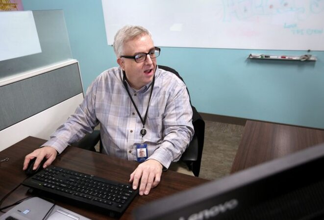 Bob Darrow, 47 ans, travaille chez KeyBank depuis juin en tant qu'analyste de données. Darrow a été engagé avec l'aide de The Precisionists, une société du Delaware qui s'associe à des entreprises pour employer des personnes handicapées, notamment autistes. © Lisa DeJong/The Plain Dealer Bob Darrow, 47 ans, travaille chez KeyBank depuis juin en tant qu'analyste de données. Darrow a été engagé avec l'aide de The Precisionists, une société du Delaware qui s'associe à des entreprises pour employer des personnes handicapées, notamment autistes. © Lisa DeJong/The Plain Dealer