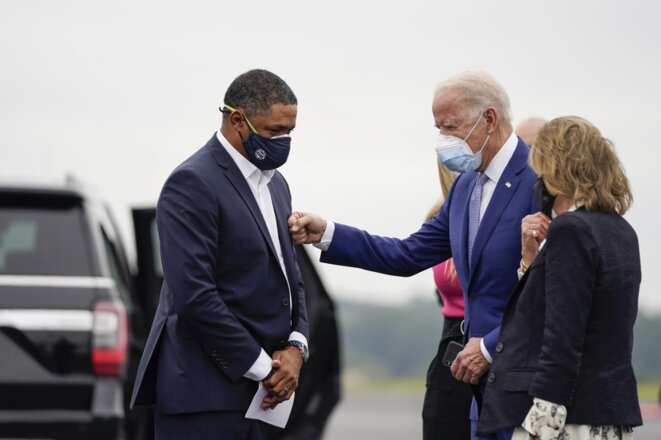 Cedric Richmond accueille Joe Biden le 27 octobre à l'aéroport de Columbus, dans l'État de Géorgie. © Drew Angerer/GETTY IMAGES/AFP Cedric Richmond accueille Joe Biden le 27 octobre à l'aéroport de Columbus, dans l'État de Géorgie. © Drew Angerer/GETTY IMAGES/AFP