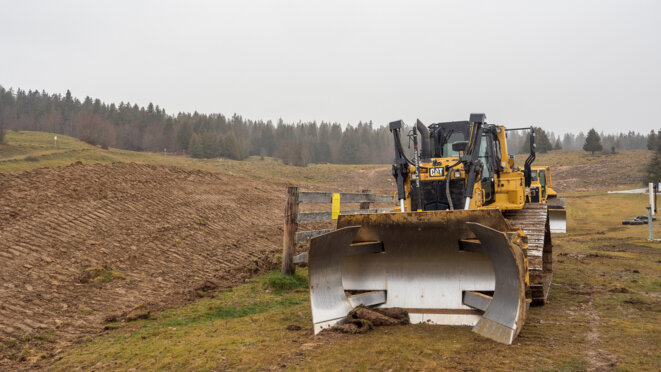 Trois engins de chantier et un local technique ont subi des dégradations © plbillot Trois engins de chantier et un local technique ont subi des dégradations © plbillot